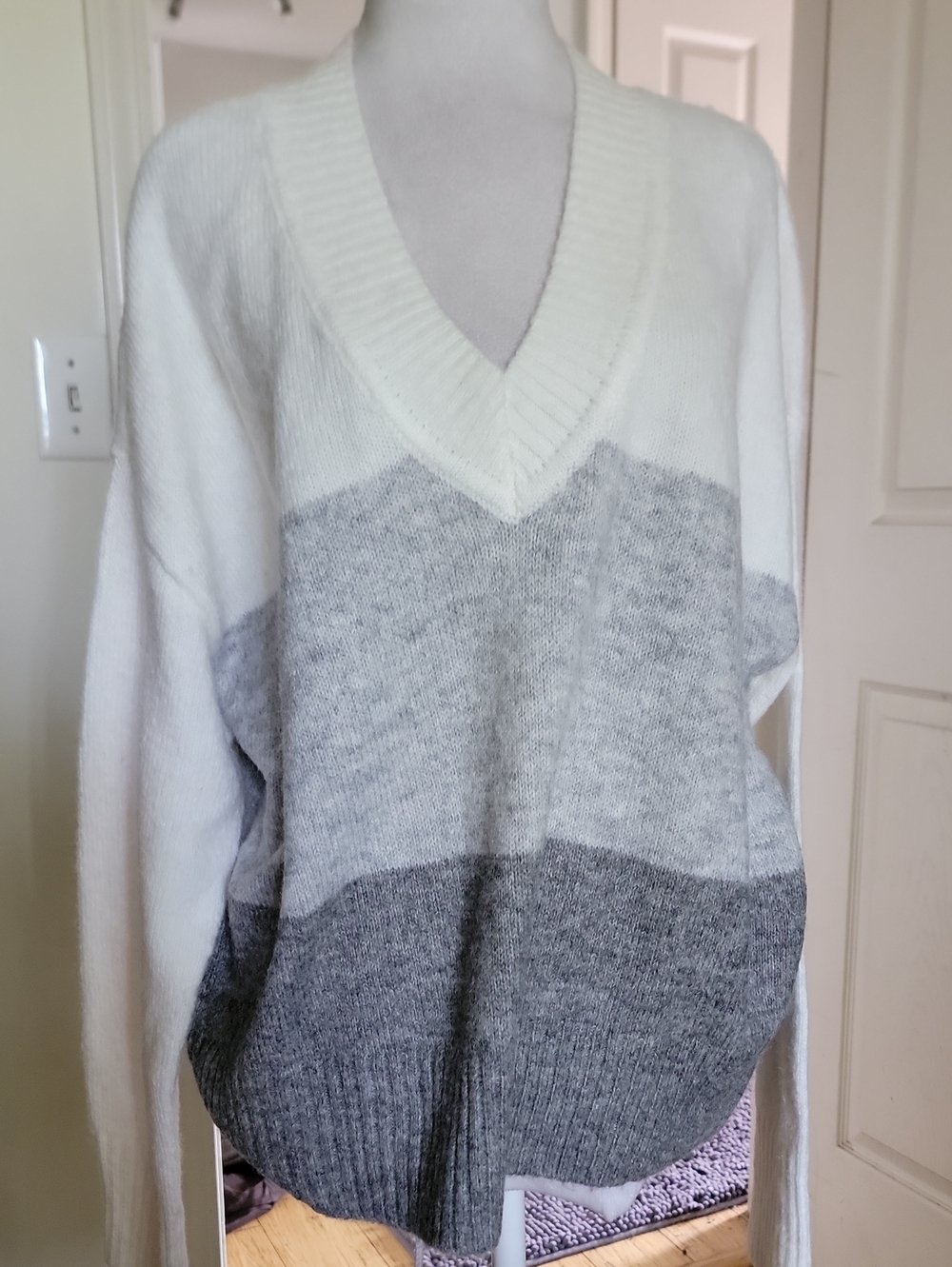 Aqua Cozy V-Neck Colorblock Sweater - White & Gray